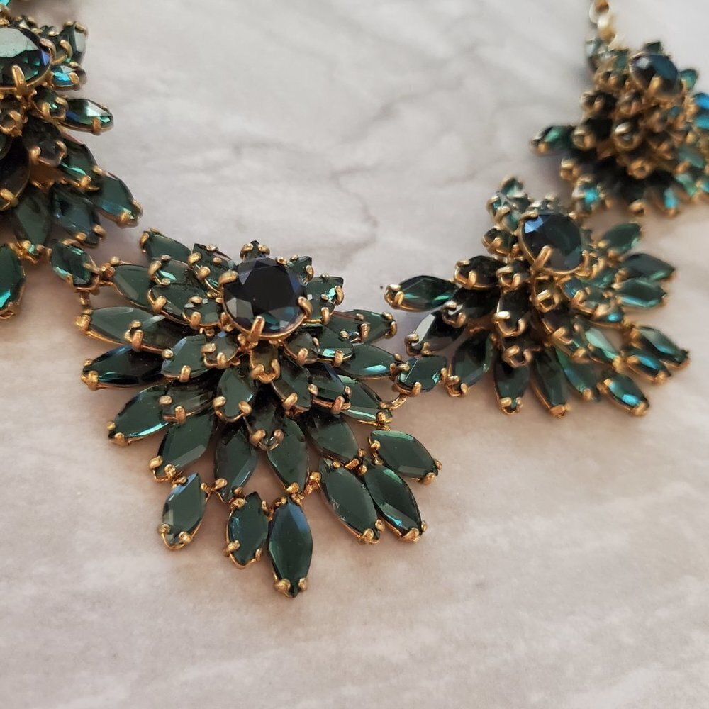🎄 J.Crew Emerald Stacked Cluster Fan Rhinestone Crystal Statement Necklace 🎄 - Picture 5 of 14